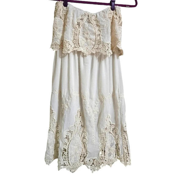deja vu Dresses & Skirts - Deja Vu cream lace and chiffon strapless mini dress. Size medium